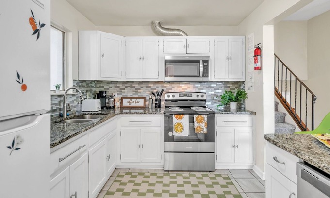 North Camellia Acres House | This Norfolk Gem! 3BR, 4bed, 3BA- Minutes to the beach