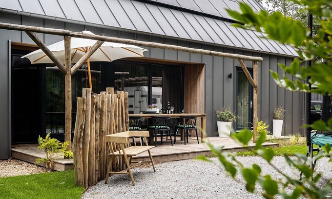 Ouddorp House | This stylish and luxurious holiday home near the sea is perfect for families and all seasons. With a spacious garden and modern kitchen, you’ll enjoy peace, comfort, and quality time together.