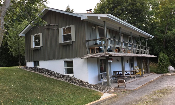 Thornbury House | Thornbury 3 Bdrm home, 2 garages Short/Long Term