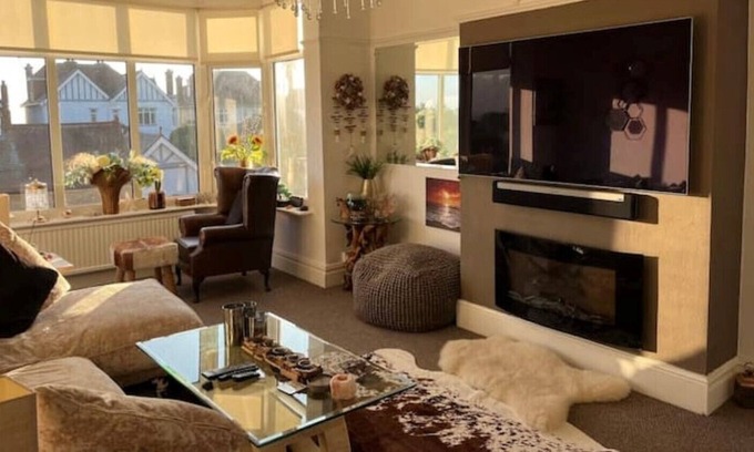 Thorpe Bay Apartment | Thorpe Bay Views Panoramic Coastal Retreat