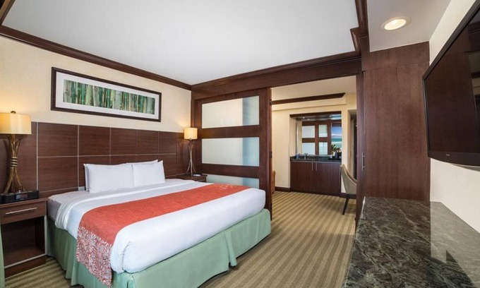 Sunny Isles Beach Resort | Three Amazing Units Near Airport! City View, Spa, Beach, Pool, Parking!