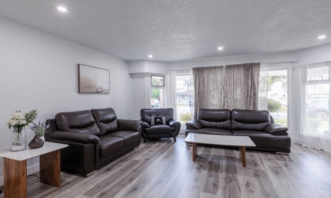 Fleetwood House | Three Bedroom Ac house Near Guildford