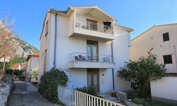 Gradac Apartment | Three bedroom apartment with balcony and sea view Gradac, Makarska (A-18151-a)