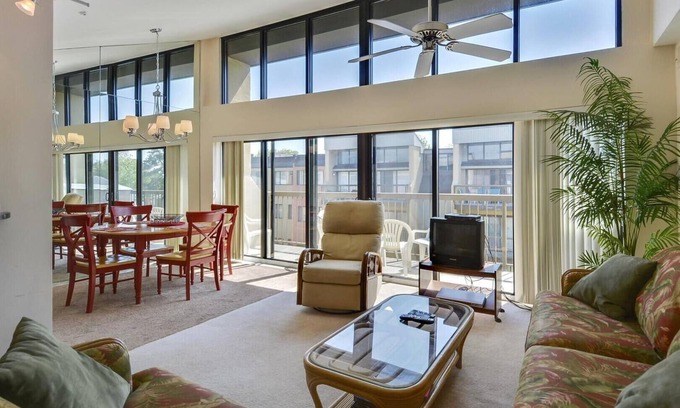 Caine Woods Condo | Tiburon 10A Summary: