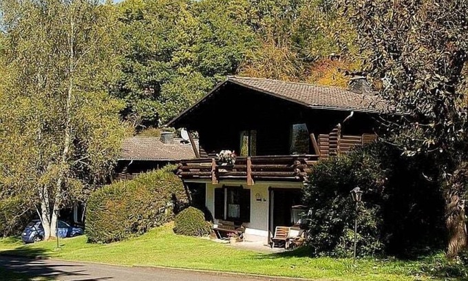 Schoenecken Ski Chalet | Tidy chalet with fireplace, located in wooded area