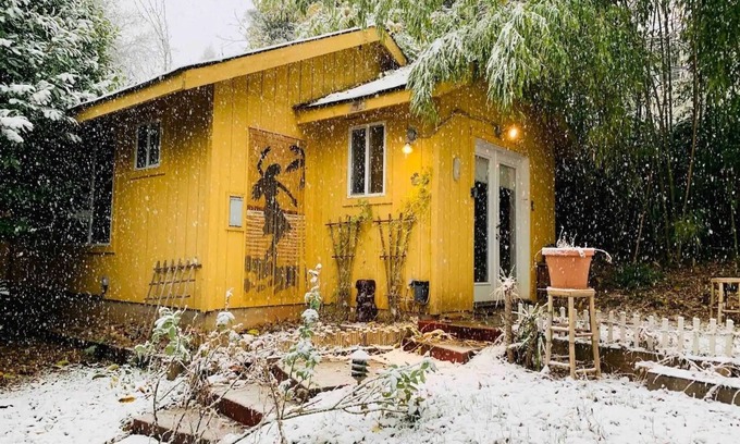 Grass Valley Cottage | Tiki in the Pines studio walk to downtown private bath