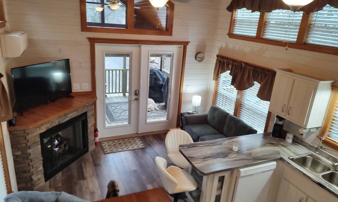 Damascus Cabin | Tiny cabin nesteled on 10 wooded acres at 4000 elevation