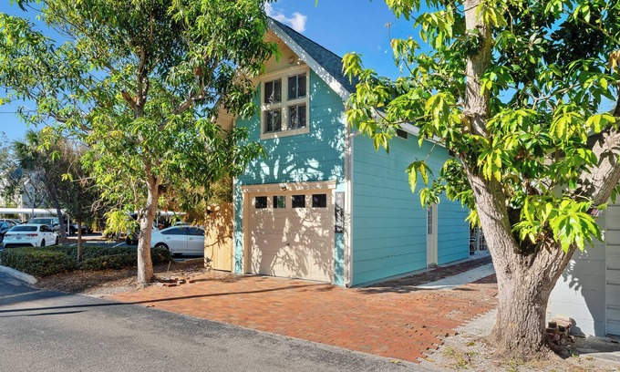 Bradenton House | Tiny Carriage House, 15 mins to AMI, Nr downtown .