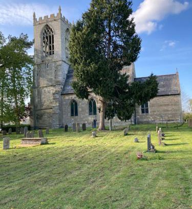 East Drayton Ski Chalet | Tiny home in Grade 1 listed church garden