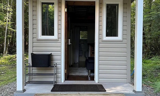 Greenwater Cabin | Tiny Home in the wilderness, 20min outside Mt. Rainer and Crystal Mountain