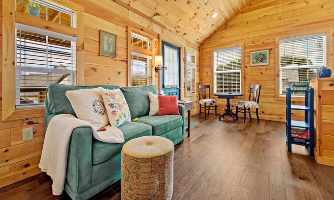 Old Fort House | Tiny Home-Mary Ida's Place - walkable location