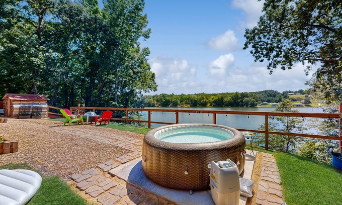 Delta House | Tiny House with wifi, private W/D, lake views + dog friendly