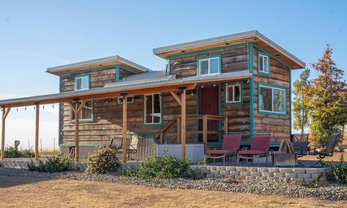 Wheatland House | “Tiny Pleasures” in lovely Wheatland with a view of the lake.