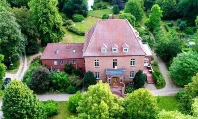 Warnkenhagen Ski Chalet | To complete, Gutshaus Gottin