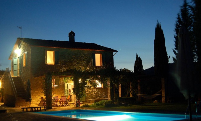 Fratta Villa | TODI NEARBY Stone farmhouse, with pool, garden, bush and Wi Fi