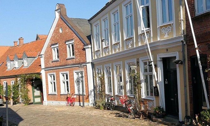 Ribe Bed & Breakfast | To sammenhængende værelser med udgang til have