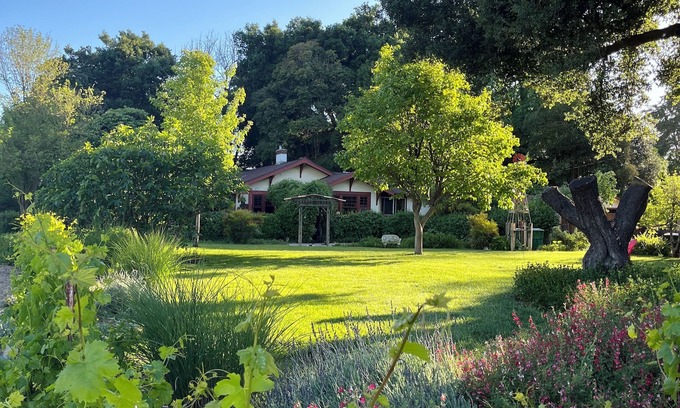 Atascadero House | TomKat Oasis, Hosting, Private Bungalow & Parking. 1000 SQ-FT. Maximum 4 Guests