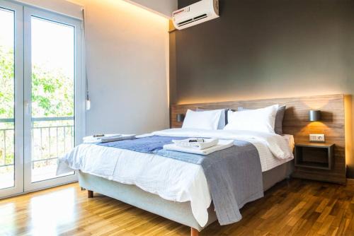 Thissio Apartment | TONI'S Comfy 3BD home with patio, close to Metro