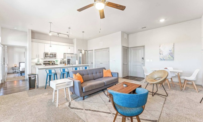 Windsor Park Apartment | Top Floor 2BR King Beds Suite, 8 Min to Downtown