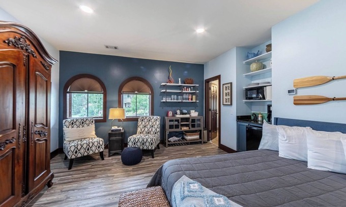 Lake Oconee House | Top-floor studio with golf-view shared balcony & outdoor TV - near Lake Oconee