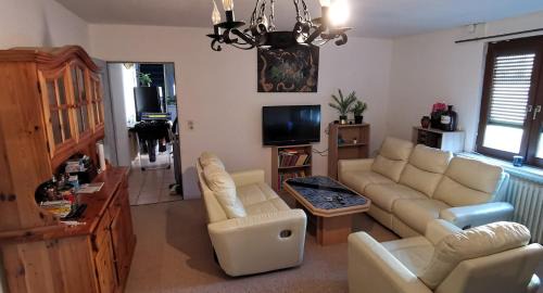 Kassel Apartment | Top Komfort Wohnung, 6 Zimmer, inkl privater Küche, Badezimmer und WC, plus Gratis Frühstück und Getränke, Free WiFi und Privat Parkplatz, umzäunter Garten, Top Lage in Kassel, so privat wie zu Hause