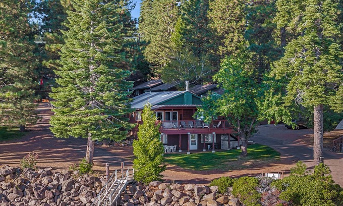 Peninsula Village Cabin | Top-Level Lake Almanor Getaway 11 ~ Lake Views