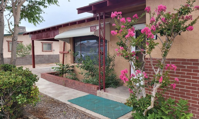 Truth or Consequences House | Top of the Hill Guest House - Cozy home near City Golf Course - Pet Friendly!n