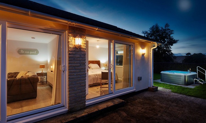 Newton Saint Cyres House | TOR COTTAGE, pet friendly, with hot tub in Tedburn St Mary