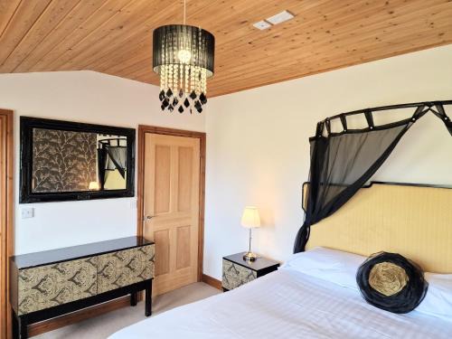 Kelty Ski Chalet | Torridon 12 with Private Hot Tub - Fife - Loch Leven - Lomond Hills