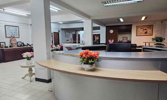 Bang Sao Thong Hotel | Toucan Bed And Cafe