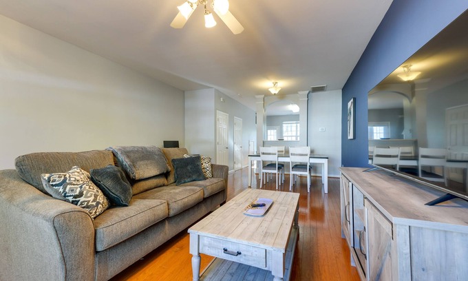 Northwest Raleigh House | Townhome w/Community Pool: 11 Mi to Dtwn Raleigh!