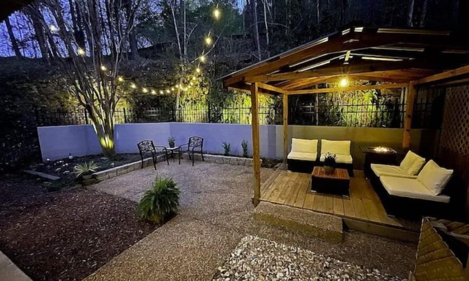 Crestline Heights House | Townhouse by the River