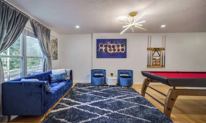 Chicopee House | Townhouse with Pool Table - Renovated w/King Bednn