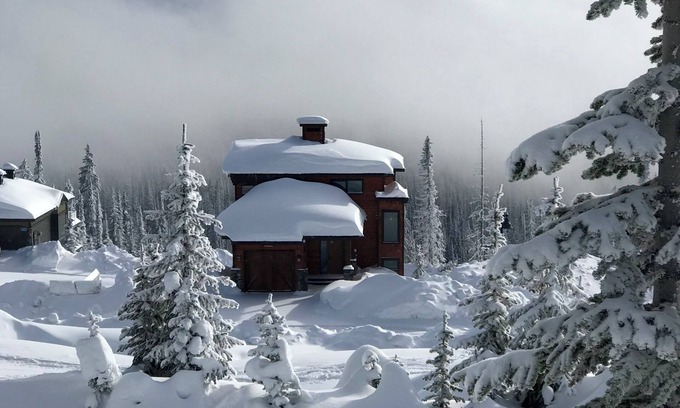 Big White Ski Resort House | tPowder Peaks on Feathertop Hot Tub Fireplace Ski-In/Ski-Out Home