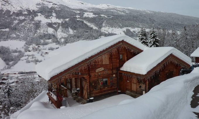 Les Villards-sur-Thones Apartment | Traditional plank Savoyard Chalet