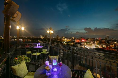 Hang Bac Hotel | TrangTrang Premium Hotel & Sky Bar