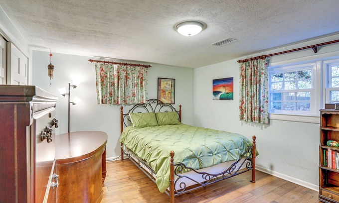 Alexandria Apartment | Tranquil 1-bed apt sleeps 4 overlooking Indian Creek Gorge w/WiFi, AC & hot tub