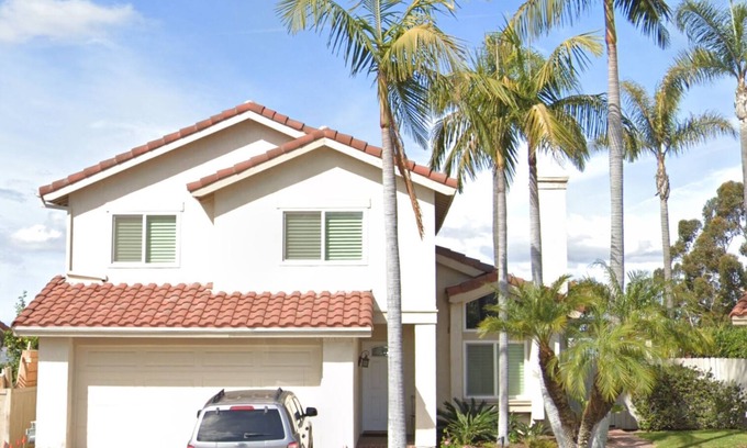 Lake Forest House | Tranquil 3 bed 2.5 bath Home with panoramic views and private backyard