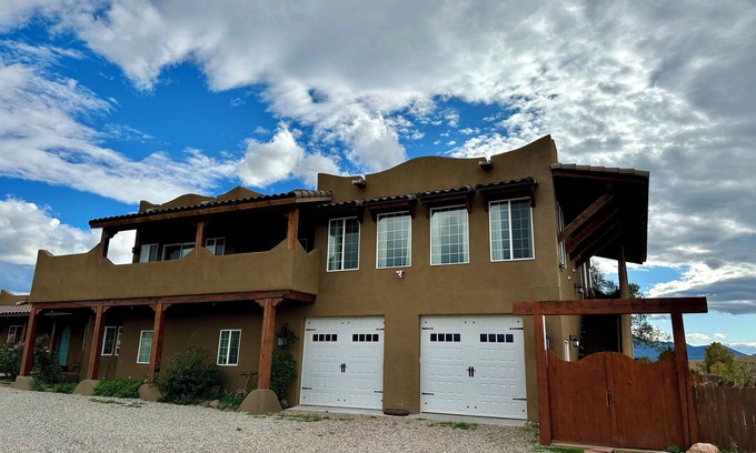 Taos House | Tranquil 7-bedroom house near the center of Taos