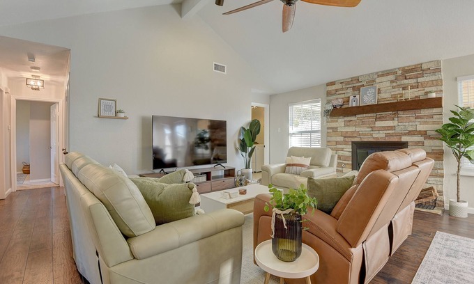 Rowlett House | Tranquil and Cozy Retreat just minutes from Lake Ray Hubbard. Pets welcome!