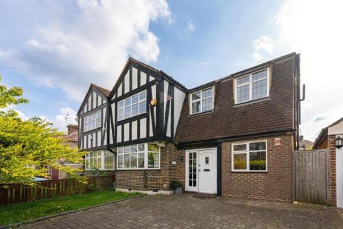Oakleigh House | Tranquil and Lovely 5 bed house in Barnet