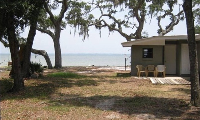 Josephine Cottage | Tranquil Cozy One Bedroom Waterfront House