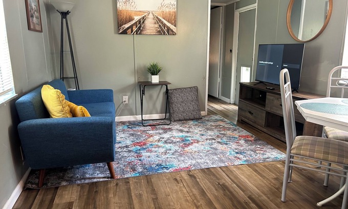 Candler House | Tranquil Hidden Gem mobile home in awesome Ocala with AC, WiFi