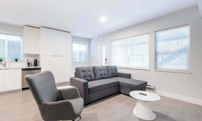 White Rock House | Tranquil & Modern: Close to Promenade & Pier ~ Pkg