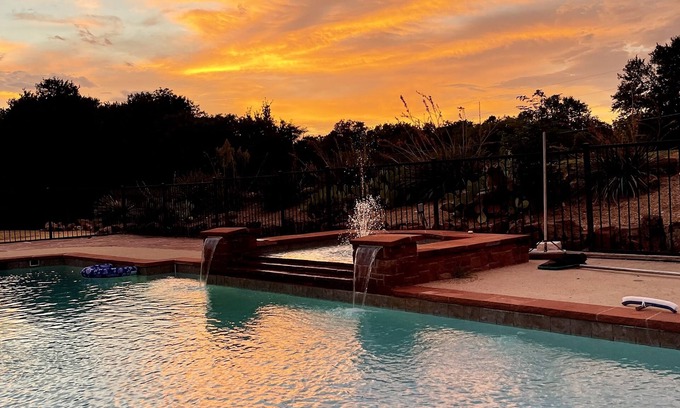 Parker Bed & Breakfast | Tranquil Neoclassical Bed & Breakfast near Southfork Ranch! Suite 1 & Suite 2