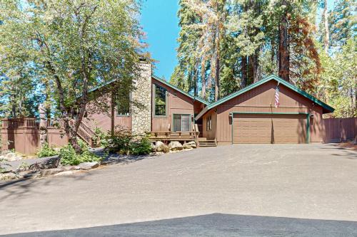 Shaver Lake House | Tranquil Pines Estate