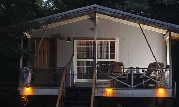 Canton Cottage | Tranquil Treehouse Cottage 10 mins from Downtown Canton