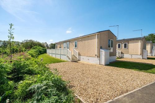 Great Houghton House | Tranquil Waters - Billing Aquadrome