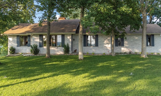 Warsaw House | Tranquil Wooded Retreat Overlooking Truman Lake only 2 minutes from Warsaw, MO