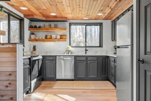 Innsbrook House | Trautwein Lake Cove with Hot Tub